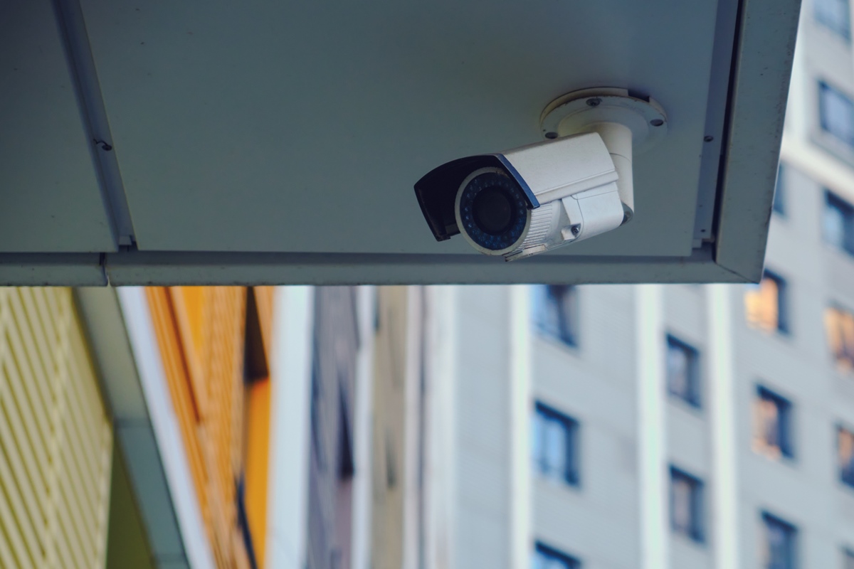小心，隨便亂裝監視器可能會被告！律師：「監視器裝在公共空間、自家門口，都可能侵害他人隱私權」