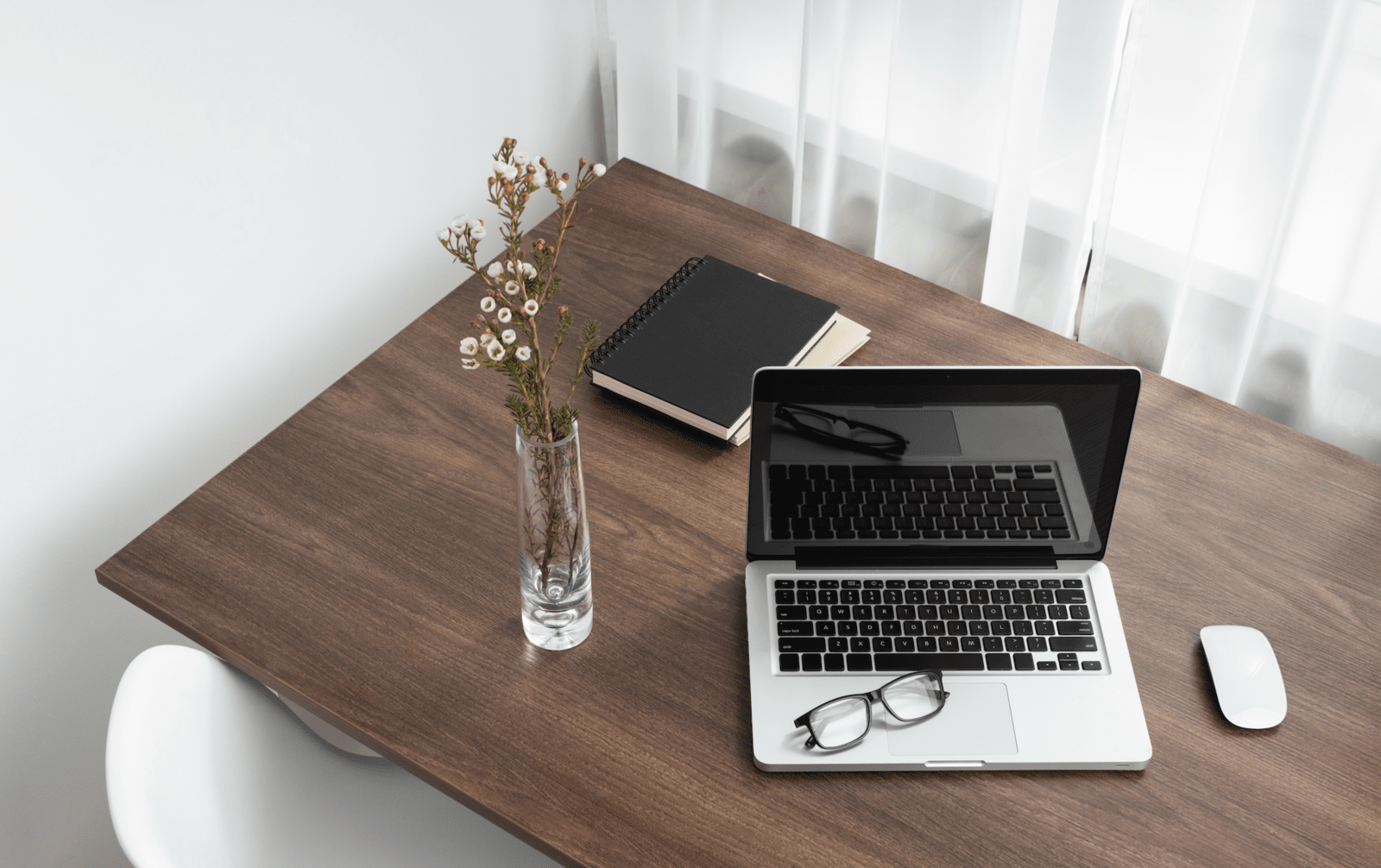 書桌擺放風水心理學破解指南！5 大宜忌、文昌位布局，提升辦公讀書效率！