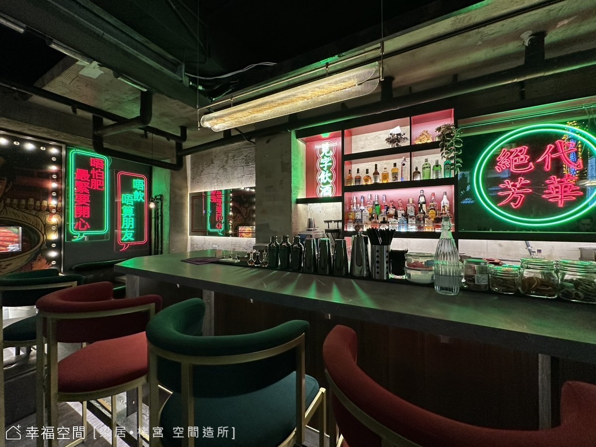 絕代芳華│在霓虹的縫隙裡，看見一座被重寫的香港│35坪