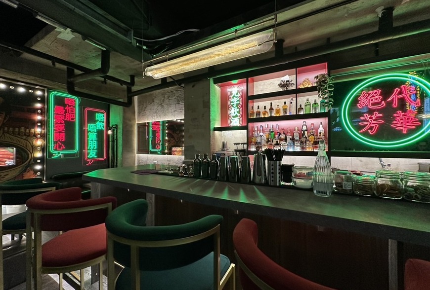 絕代芳華│在霓虹的縫隙裡，看見一座被重寫的香港│35坪