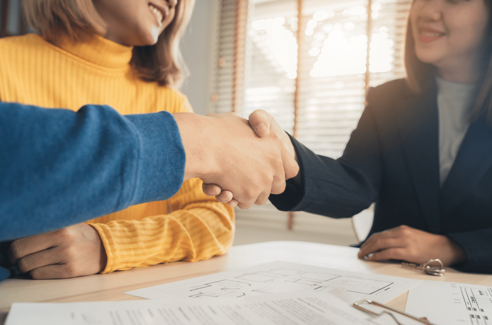 屋主簽專任約前必知！委託合約的 5 大「隱藏陷阱」與違約金計算，專家教你避開仲介風險！