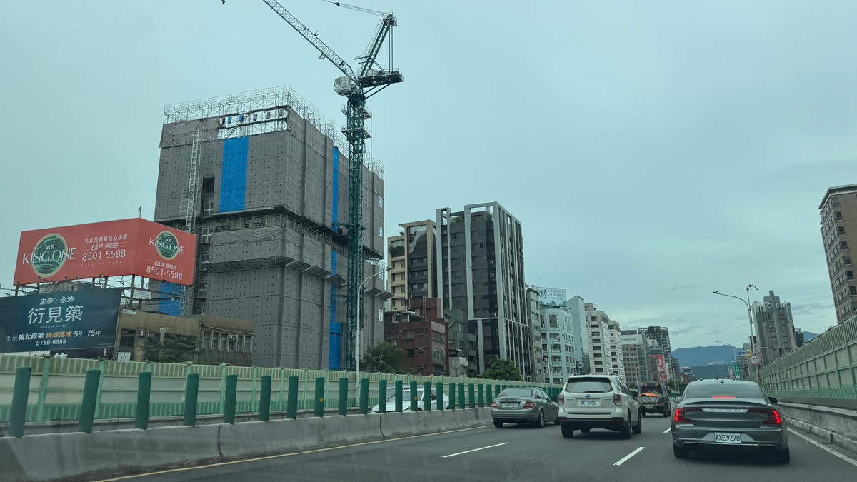 北市預售市場「推案腰斬、解約升溫」！Q2申報戶數暴跌56% 建商縮手「小宅試水溫」 專家：股市吸金，解約潮恐山雨欲來