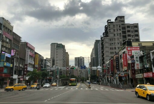 教會改建小豪宅身價高！ 大安區學區套房單價近200萬  附車位大套房誰買？ 信義區套房預售案總價破6000萬