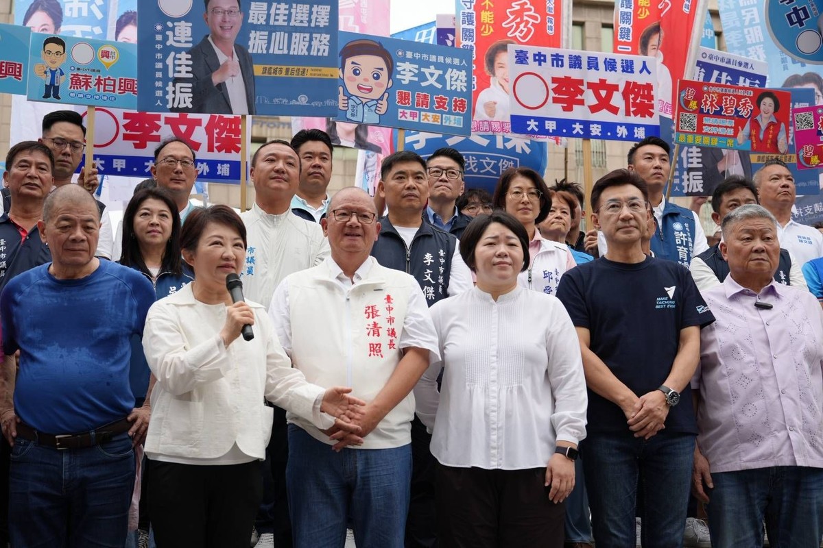 台中藍軍「母雞帶小雞」集體登記！盧秀燕、江啟臣、顏清標三巨頭同台　宣示全壘打