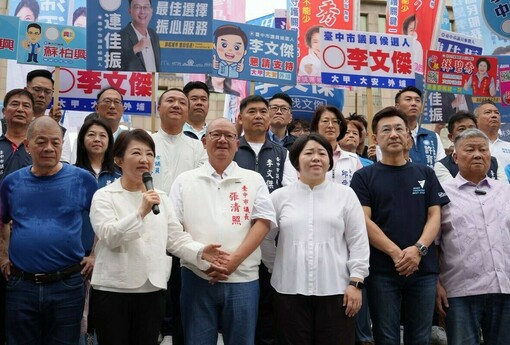台中藍軍「母雞帶小雞」集體登記！盧秀燕、江啟臣、顏清標三巨頭同台　宣示全壘打