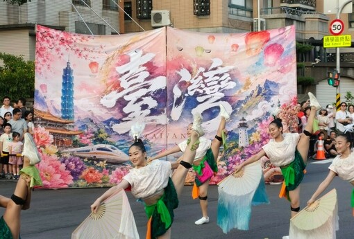 24萬人擠爆台中！5國舞團嗨翻4行政區 踩舞嘉年華熱力落幕  10年跨國情誼感動全場 台體大生與日本舞團共演 寫下「以舞會友」佳話