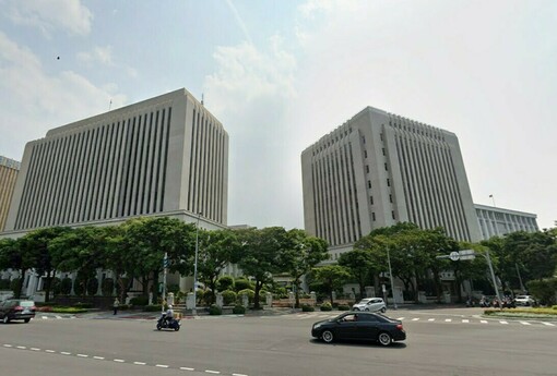 打炒房假球！央行選前沒收比賽 第二戶貸款放寬 網：演了兩年辛苦了