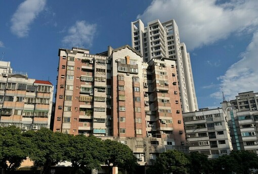 72-2降到16年新低，房貸卻還是要排隊！他揭真相：錢跑股市，政策打空氣
