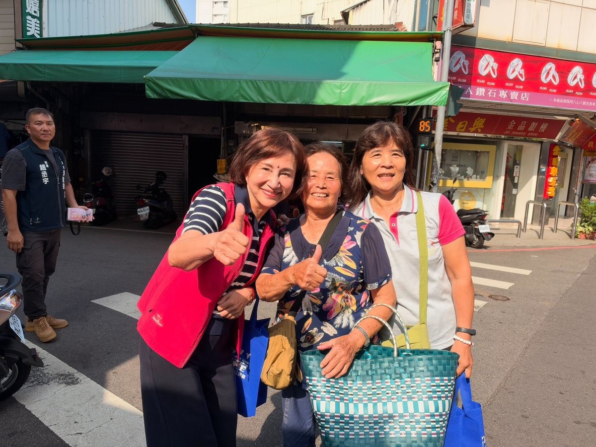黃馨慧攜手江啟臣掃西屯市場 攤商遞喉糖加油：府會雙贏，台中再升級