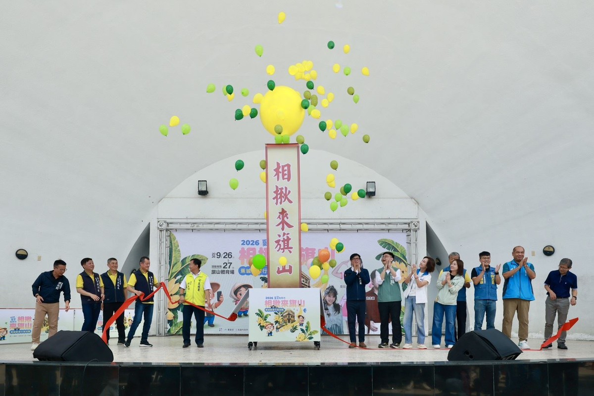 旗山×沖繩 國際食旅祭登場！陳其邁現做香蕉黑糖料理 現場民眾搶簽名