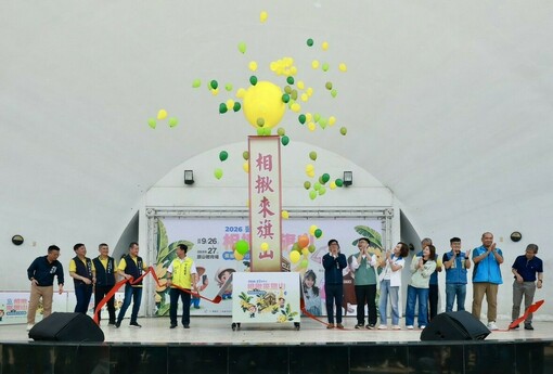 旗山×沖繩 國際食旅祭登場！陳其邁現做香蕉黑糖料理 現場民眾搶簽名
