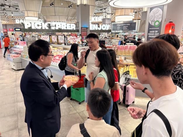 臺南文旦前進新加坡！黃偉哲聯手童振源大使 獅城試吃推廣掀起搶購熱潮