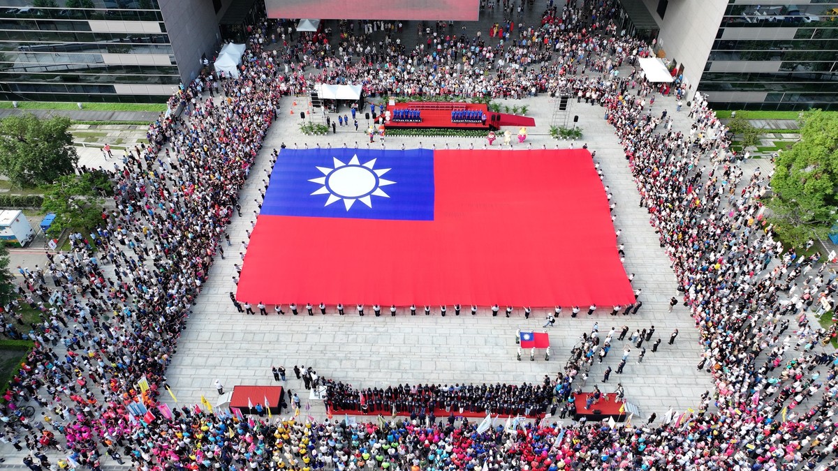 【國慶升旗／世界冠軍領唱國歌、無人機展旗 10/10府前廣場登場 限量水壺6:30開搶】