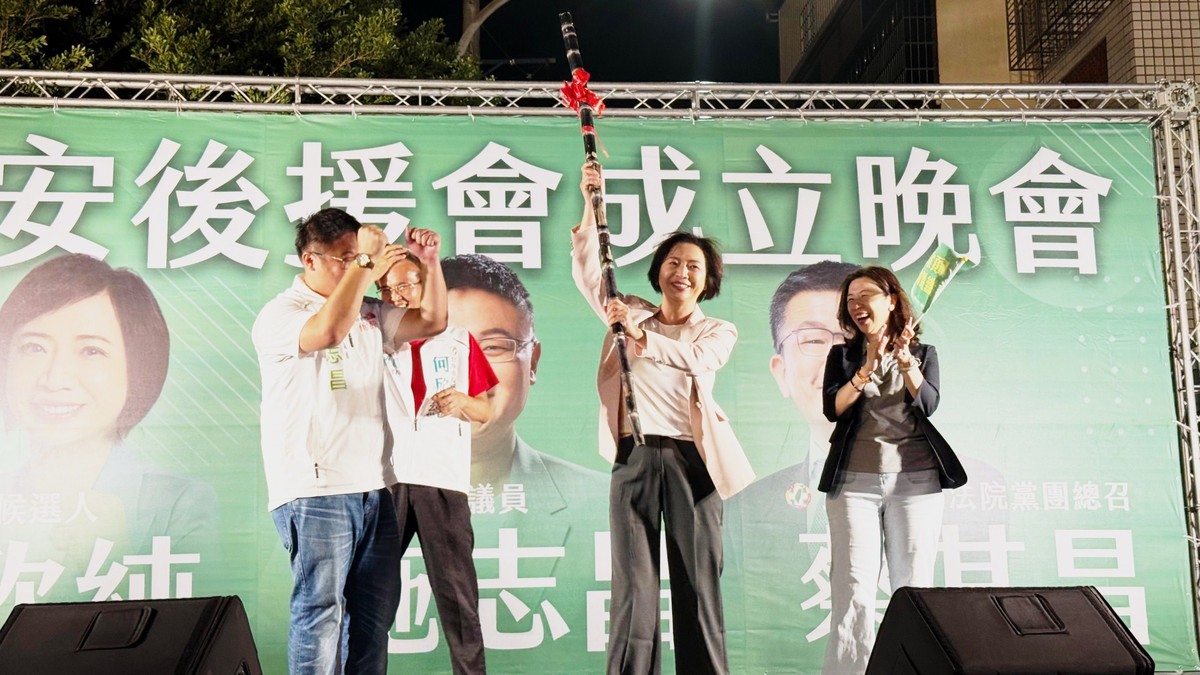 【何欣純大安後援會成立！獲贈甘蔗高舉過頭 誓言加速海線建設】