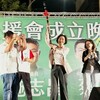 【何欣純大安後援會成立！獲贈甘蔗高舉過頭 誓言加速海線建設】