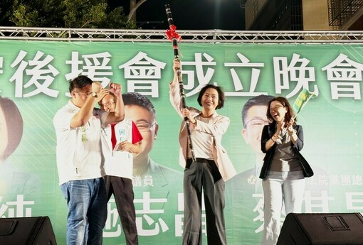 【何欣純大安後援會成立！獲贈甘蔗高舉過頭 誓言加速海線建設】