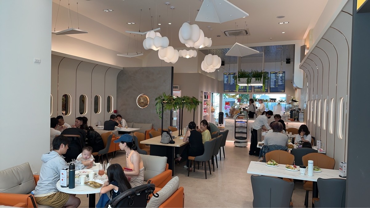 台中中央公園新亮點！航空主題餐飲「飛樂 Flyjoy」開幕 機器人送餐、兒童閱讀區超吸睛