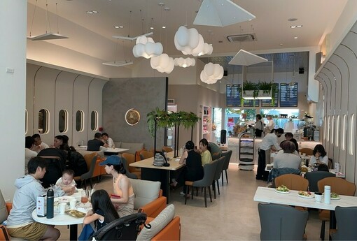 台中中央公園新亮點！航空主題餐飲「飛樂 Flyjoy」開幕 機器人送餐、兒童閱讀區超吸睛
