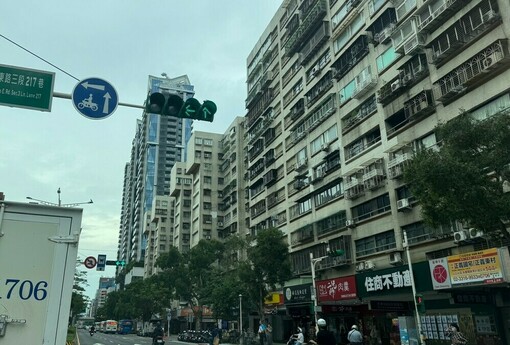 台股創高、房市仍亮黃藍燈！股房脫鉤加深　資金沒有回流住宅市場