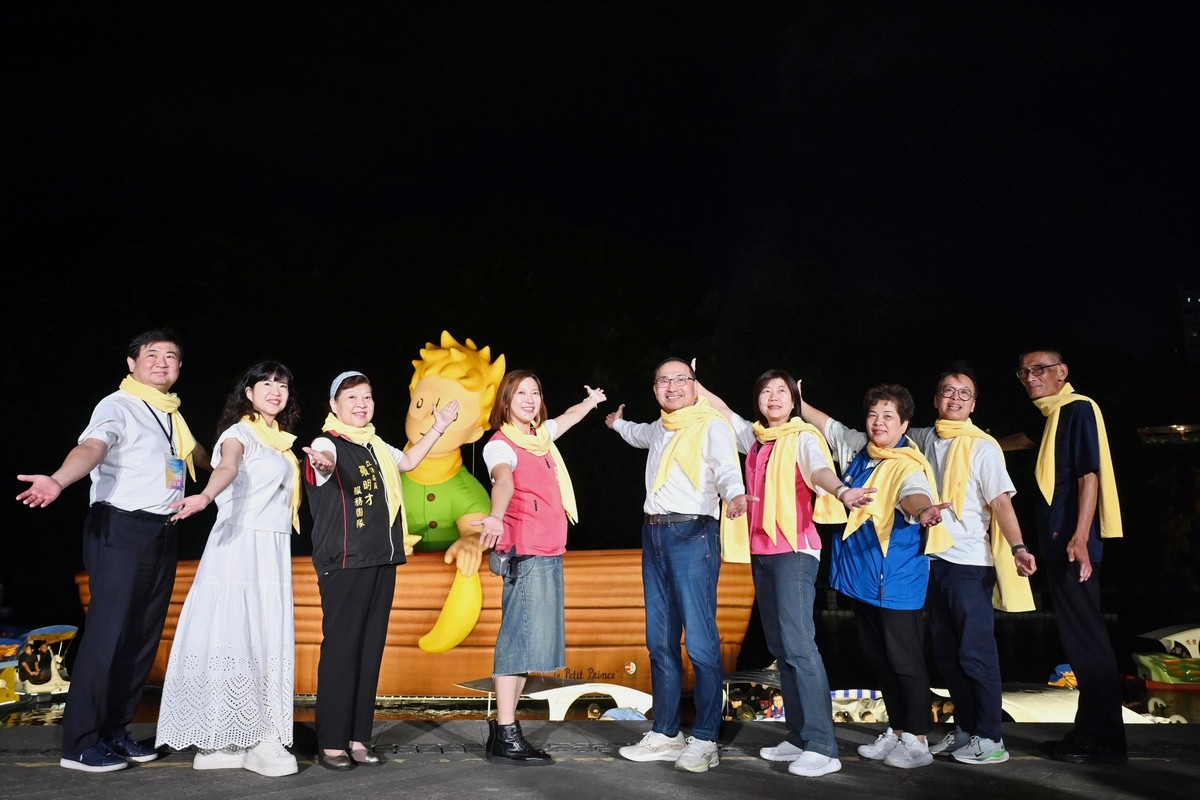 碧潭「小王子」地景展登場！19公尺巨型氣膜點燈 70艘發光天鵝船打造夢幻水岸