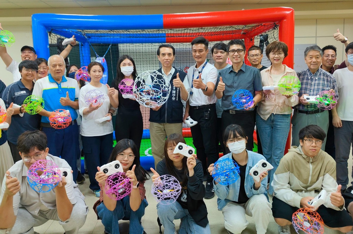 無人機也能踢足球！台中AI科技講座玩出新花樣　帶企業認識低空經濟新商機