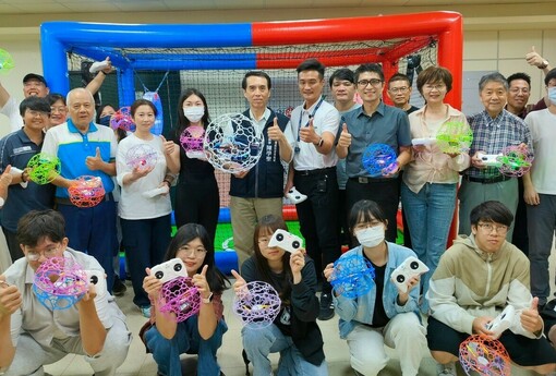 無人機也能踢足球！台中AI科技講座玩出新花樣　帶企業認識低空經濟新商機