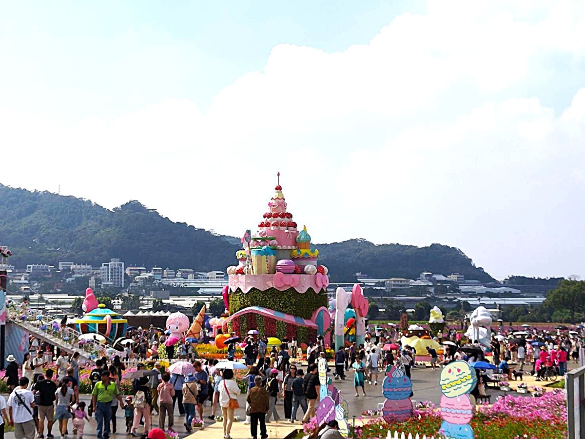 Hello Kitty現身新社花海！2026台中國際花毯節開幕　19公尺甜點城堡會旋轉、7位三麗鷗明星等你拍照