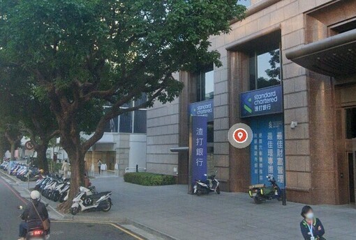 銀行分行進駐豪宅成新趨勢！三角窗店面失寵背後的高端金融戰
