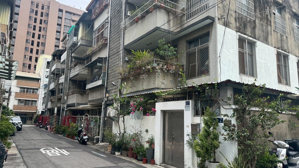 年收120萬養三寶，該衝1800萬北市48年頂加老公寓嗎？