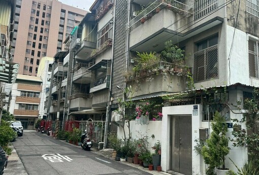 年收120萬養三寶，該衝1800萬北市48年頂加老公寓嗎？