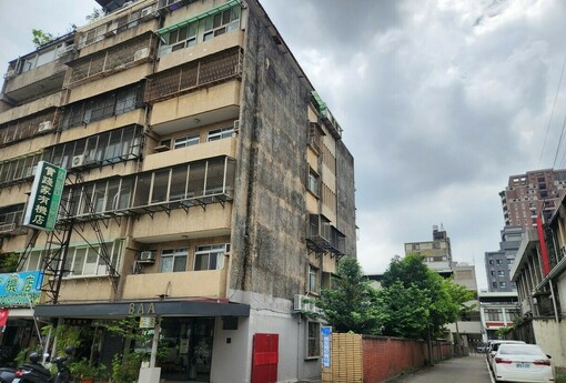 一樓住戶不願分攤外牆翻修費合理嗎？鬥陣ㄟ，麥安捏辣!