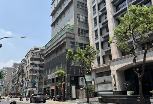 全台二手屋「10萬戶賣壓」炸鍋！建商狂推案、交屋潮殺到，現在該買還是該逃？