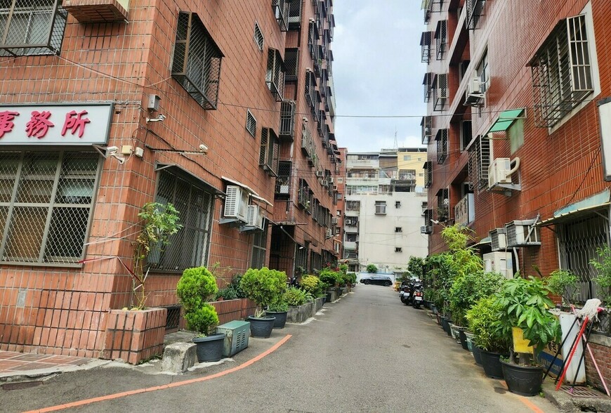 「高雄苓雅區40年老公寓一樓開價600萬,比五樓貴200萬合理嗎?」