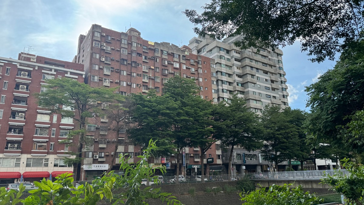 舊屋賣不掉，銀行要追錢！換屋族『保命指南』— 降價、贈與、轉售哪招最有用？