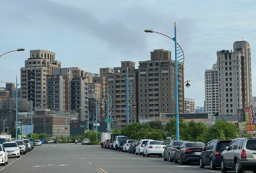 房市雙標亂象：為何政府嚴打房仲卻縱容建案廣告不實？