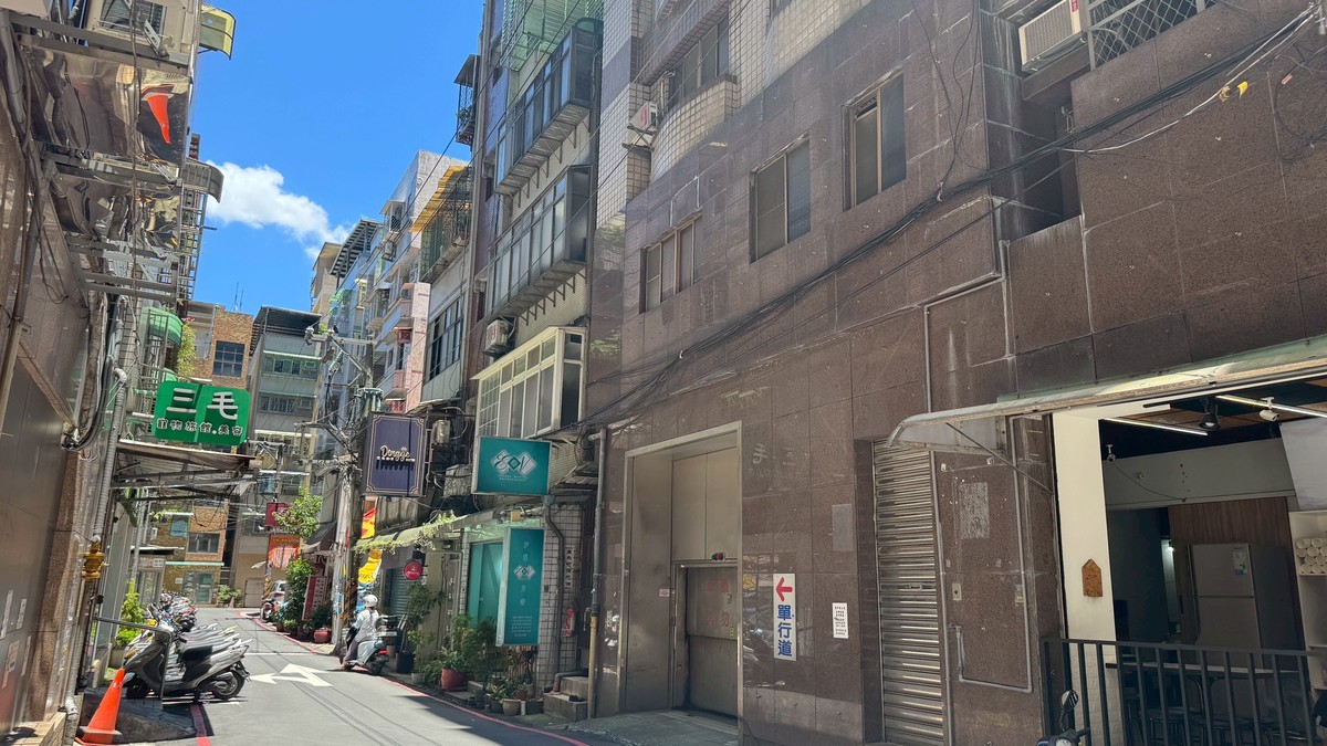 「我家在2樓憑什麼付電梯費？」老華廈爆激烈衝突　住戶怒控：管委會強收3萬逼簽本票！