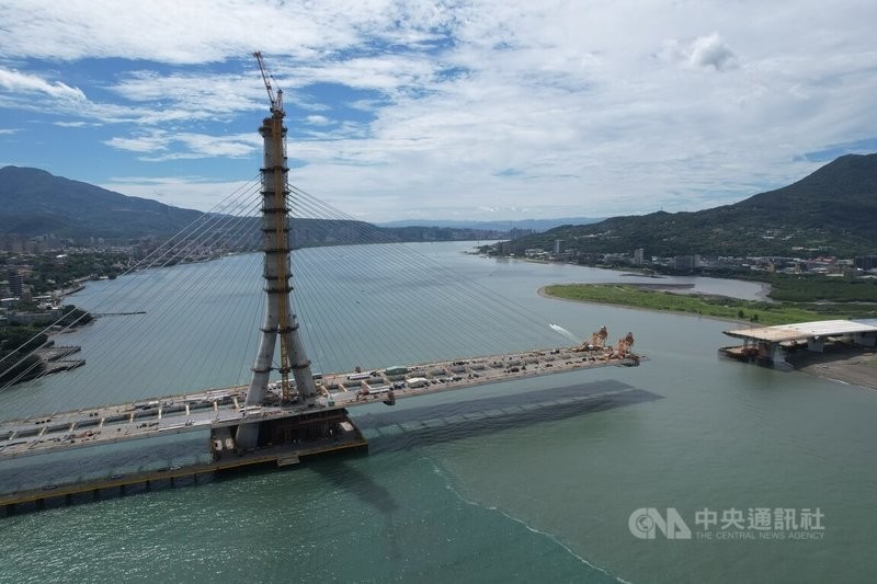 淡江大橋主橋塔即將完工 200公尺地標矗立淡水河口