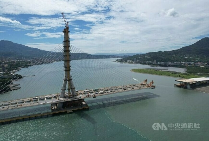 淡江大橋主橋塔即將完工 200公尺地標矗立淡水河口