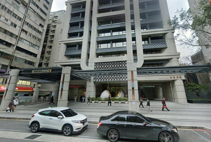 台北商辦驚現『195萬天價』vs『73萬親民價』！企業選邊站掀M型風暴