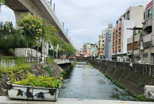 「屏東買房大PK！市區大樓VS萬丹透天 專家算給你看：10年後價差竟差這麼多」