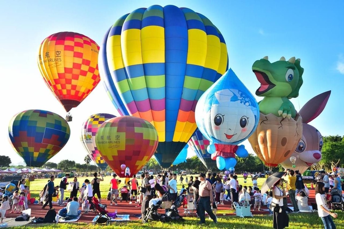 台中天空驚現巨型蜜柑狗狗！石岡熱氣球嘉年華8/29登場，15顆造型球飛躍山城