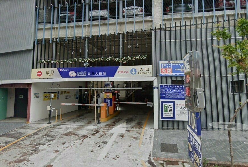 停車場一格停兩車惹議 社區管委會主委帶頭違規引爆住戶不滿