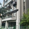 隔壁空屋長樹壓牆誰負責？住戶憂牆倒人傷，求助無門曝管理死角