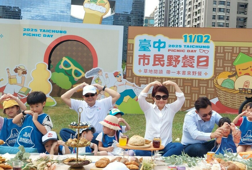 草地閱讀新風潮！盧秀燕 台中野餐日結合綠美圖創城市新風景