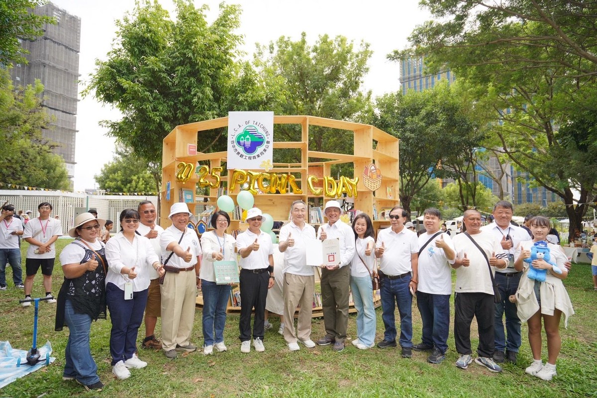 書香與野餐共融！台中「漂書架」吸睛登場，市民共享知識與綠地悠閒