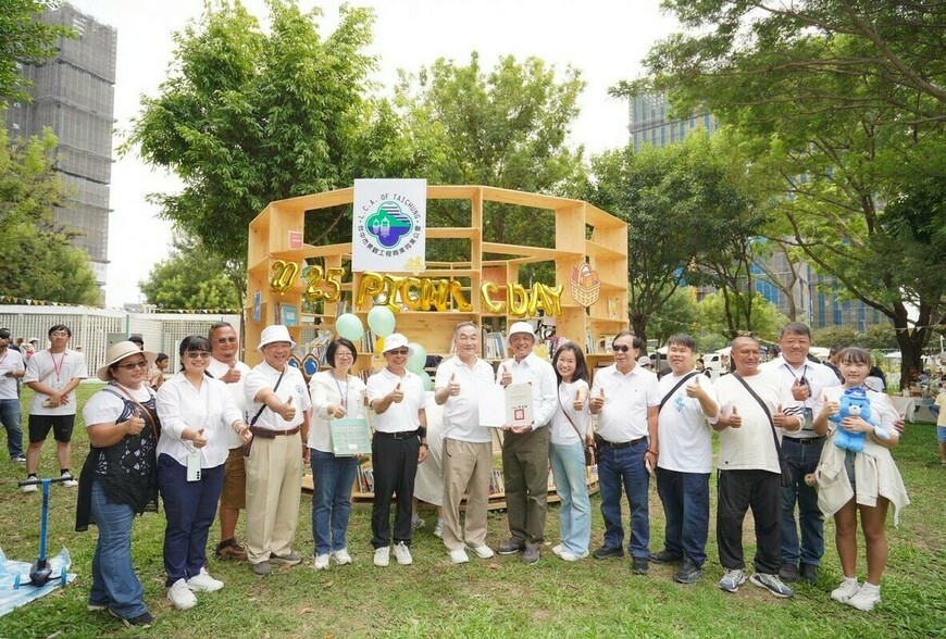 書香與野餐共融！台中「漂書架」吸睛登場，市民共享知識與綠地悠閒
