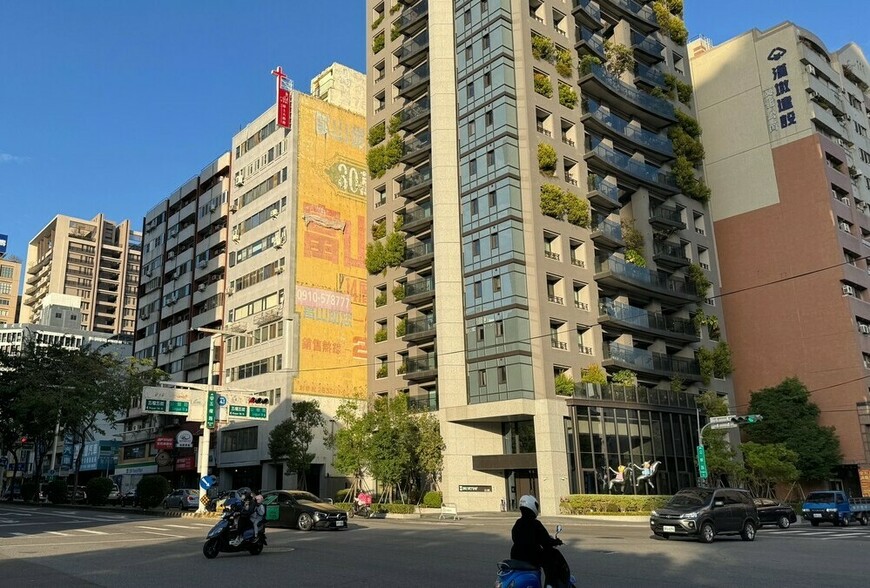 高房價的窒息螺旋：雙貸族激增，啃噬生育率與國家未來  |  M傳媒