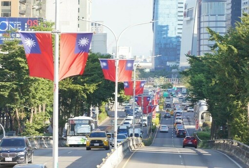 迎接2026新年序幕！台中國旗旗海齊揚 行憲紀念日、元旦雙節同慶　城市風貌煥然一新