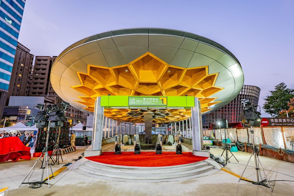 桃園捷運綠線G11正式送電點燈　張市長：朝115年通車目標再邁進一大步