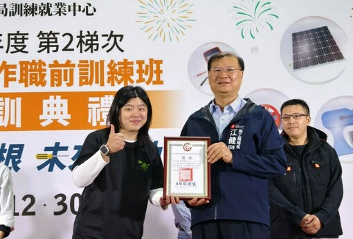 【代發高雄市政府勞工局新聞稿】技能扎根 未來啟動 勞工局產訓班結訓 局長勉學員面對困難勇於挑戰